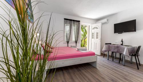 Apartment with Garden View