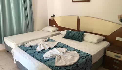 Deluxe Room (2 Adults + 1 Child)