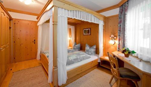 Comfort Two-Bedroom Apartment with Balcony and Mountain View