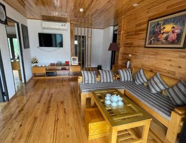 Three-Bedroom Apartment with Mountain View