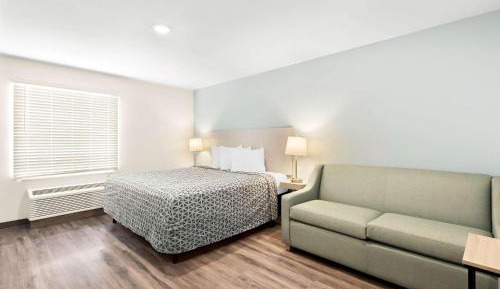 King Suite with Sofa - Disability Access/Non Smoking