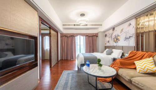  Deluxe Queen Room with City View