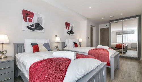 Three-Bedroom Deluxe Apartment