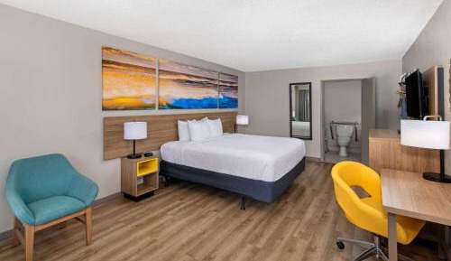 King Room with Bathtub - Mobility Accessible/Non-Smoking