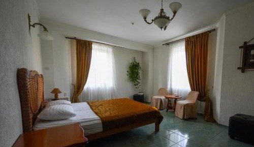 Standard Queen Room