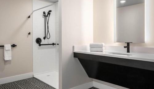 Queen Room with Two Queen Beds and Roll-In Shower - Communications Accessible