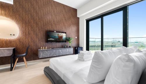 One-Bedroom Apartment with Balcony and City View