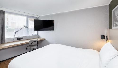 Standard Room - 1 Queen Bed