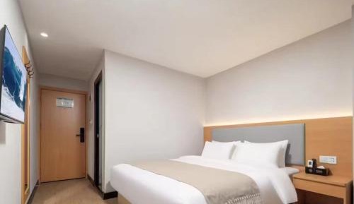 Queen Room with Shared Bathroom