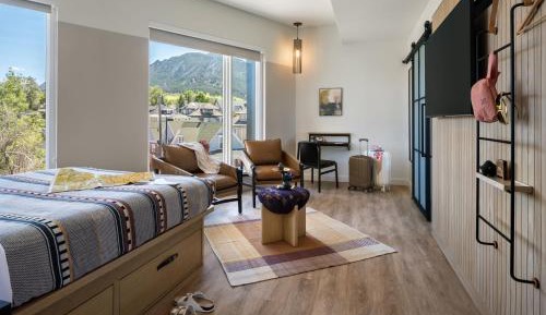 Corner Queen Suite 