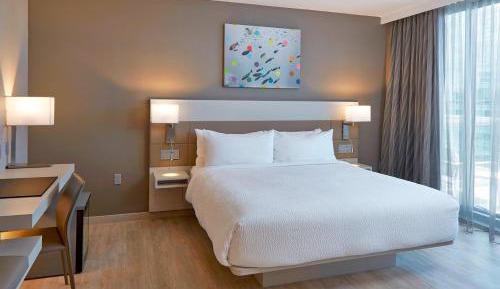 Deluxe King Room with Ocean View and Balcony