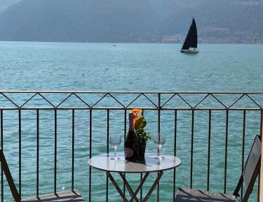 One-Bedroom Apartment with Lake View