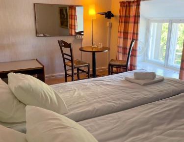 Standard Double Room with Shared Bathroom