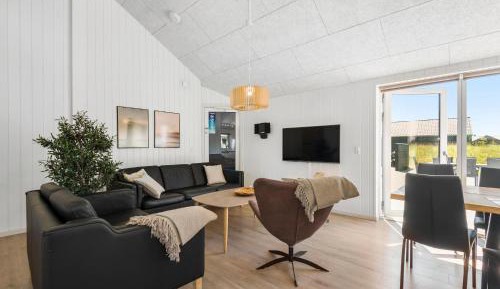 Ten-Bedroom Holiday Home