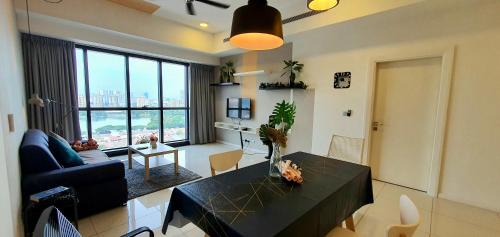 One-Bedroom Apartment with Lake View