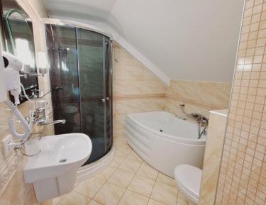 Queen Room with Spa Bath