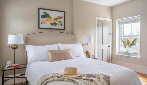 Deluxe Queen Room