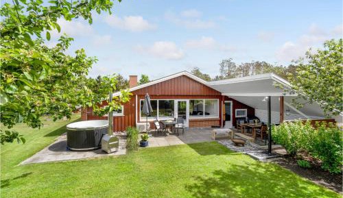 Three-Bedroom Holiday Home 
