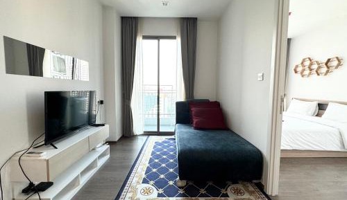 Deluxe One-Bedroom Apartment