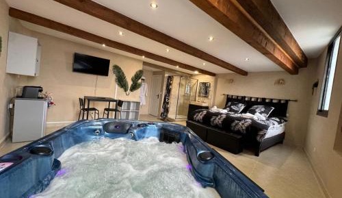 Queen Room with Spa Bath