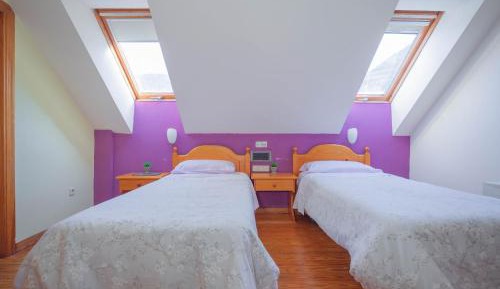 Standard Twin Room with Mountain View