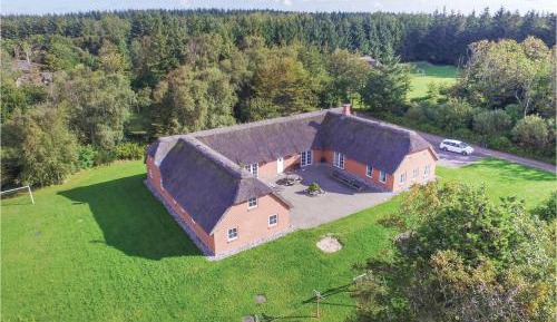 Ten-Bedroom Holiday Home
