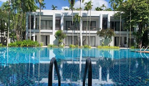 Deluxe Pool Access