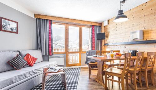 One-Bedroom Apartment with Sleeping Alcove (6 People)