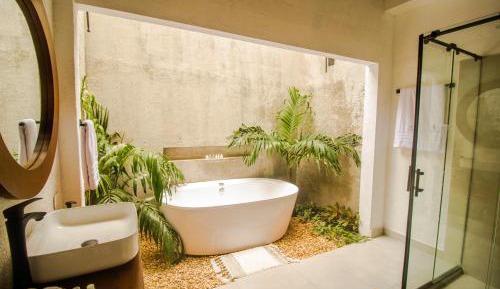 Suite with Garden & Tub