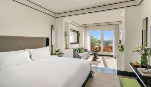 Junior Suite with Balcony and Mountain and Pool View