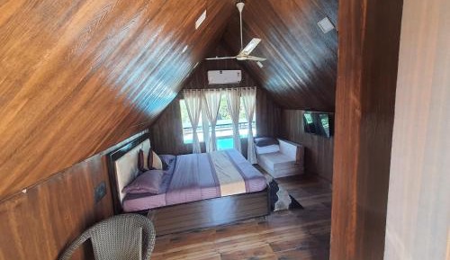 Deluxe Double Room (2 Adults + 1 Child)