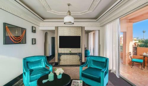 Prestige King Suite with Balcony and Mountain or Pool View