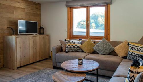 Apartment with Mountain View