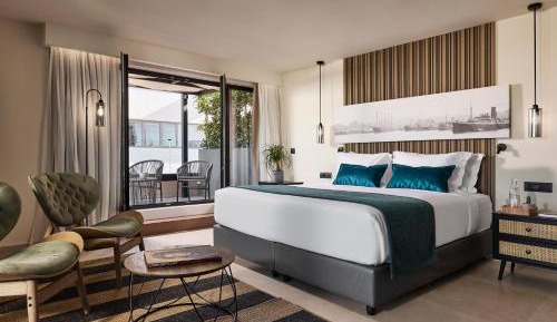 Executive Suite with Terrace and City View