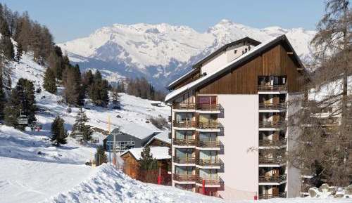 Apartment with Mountain View