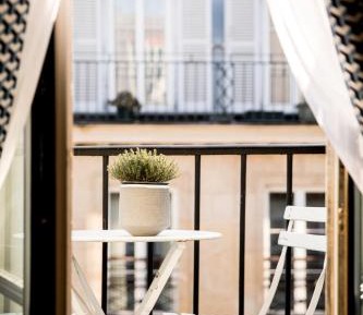 Queen Room with Balcony and Paris Rooftops View