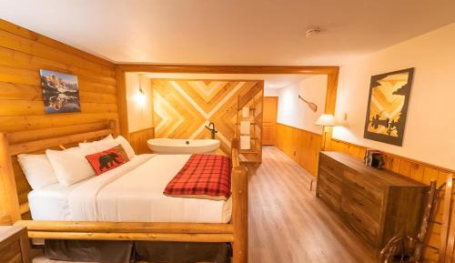 Jacuzzi Suite (Lodge Building)