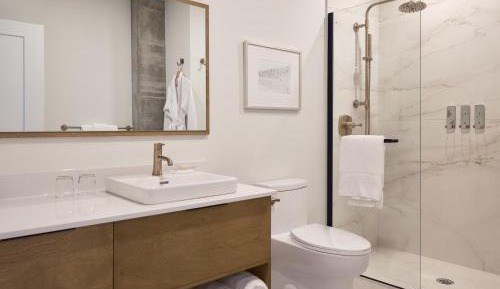 404 - 4th Floor One Bedroom Suite, Queen Bed, Balcony