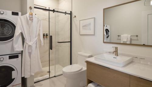 102 - Executive Studio, Queen Bed, Lake View