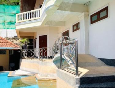 Apartment with Pool View 