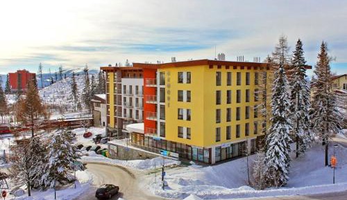 Apartment with Mountain View