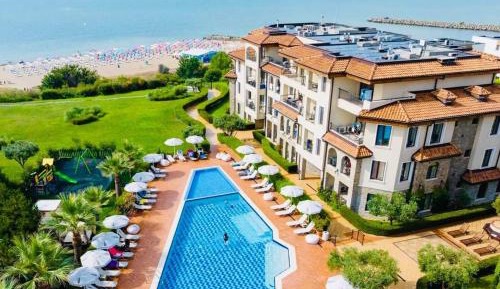 Apartment with Pool View 