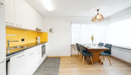Apartment with Mountain View