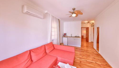 Apartment with Garden View
