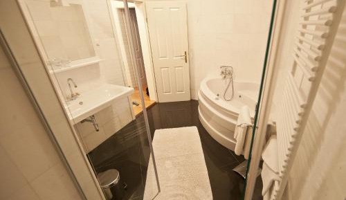 Deluxe Suite (2 Adults)