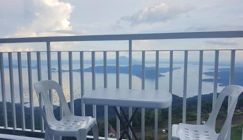 One-Bedroom Apartment with Lake View
