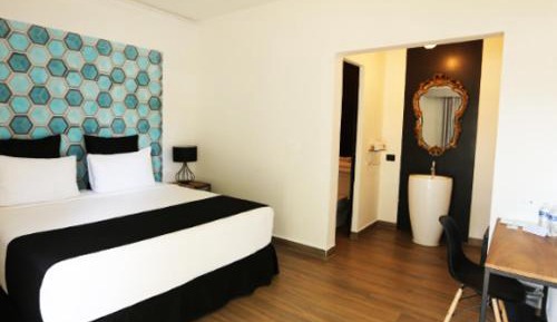 King Suite with Pool View