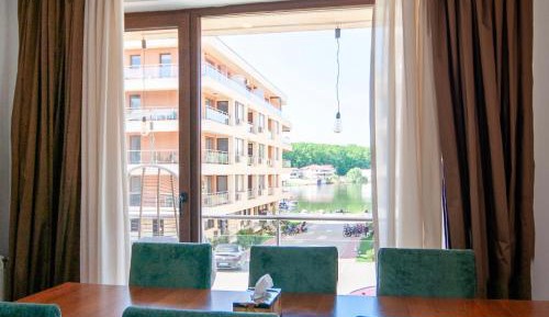 Apartment with Lake View