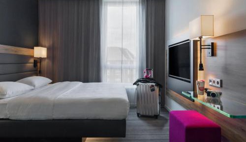 Moxy Queen Room