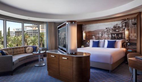 Junior Suite with Partial Sea View and Executive Lounge Access